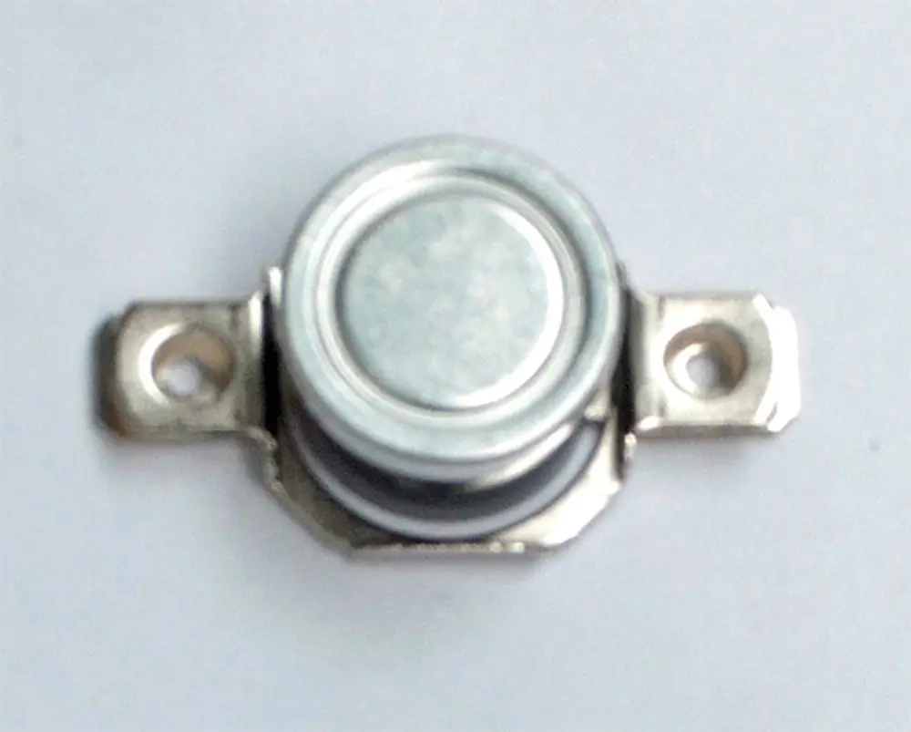 Thermostat von Daikin mit runder Metalloberfläche und zwei seitlichen Befestigungslöchern, geeignet für Heizsysteme bis Baujahr 2019.